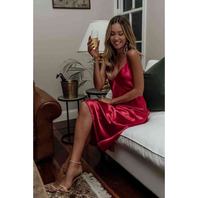 Merry See Sexy σατέν φόρεμα με χιαστί τιράντες και ντεκολτέ στην πλάτη κόκκινο Merry See Sexy σατέν φόρεμα με χιαστί τιράντες και ντεκολτέ στην πλάτη κόκκινο